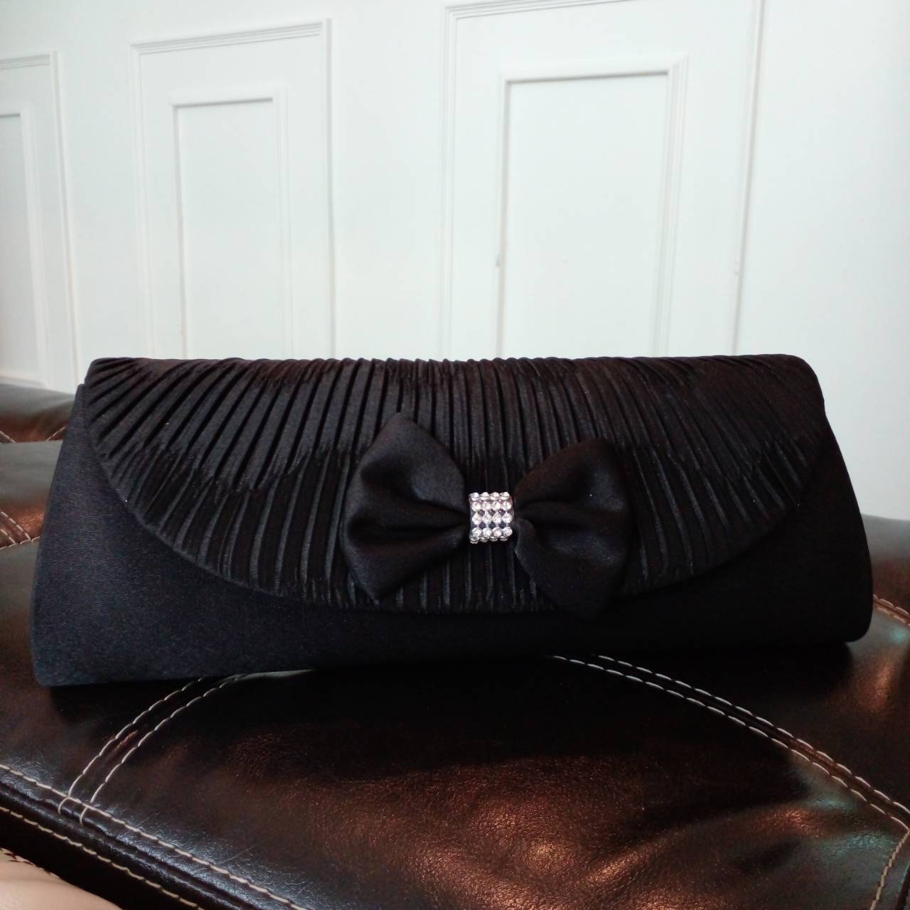 Sale พร้อมส่ง Evening Clutch กระเป๋าออกงาน ผ้าซาตินอัดพลีต แต่งโบว์ (เหลือสีชมพูนู้ดกับสีดำ)