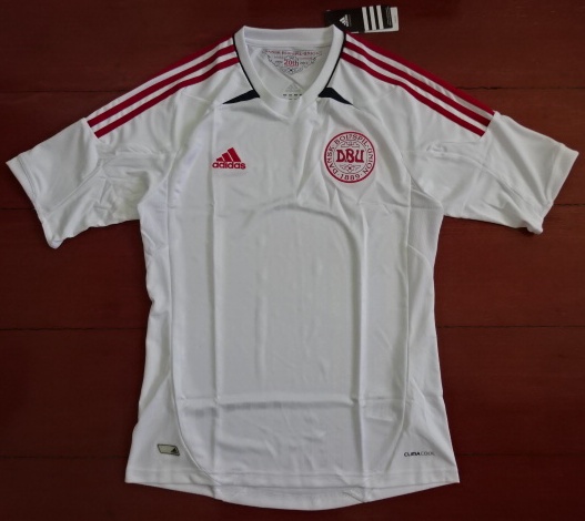เสื้อฟุตบอล ทีมชาติเดนมาร์ค ชุดเยือน ชุดลุยศึกยูโร 2012 ใหม่ S-Size / DENMARK Football Shirt Away Kit EURO 2012 Jersey NEW S-Size