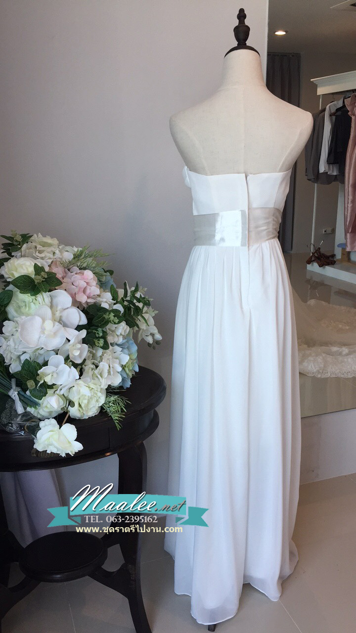 พร้อมเช่า ชุดราตรียาว เกาะอก สีขาว คอเว้ารูปหัวใจ จับเดรปหน้าอก แต่งคาดเอวสไตล์ญี่ปุ่น