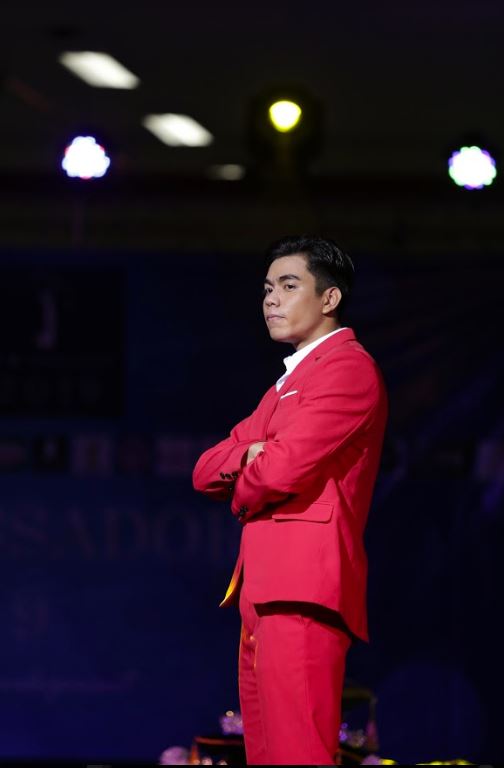 พร้อมเช่า ชุดสูทชาย สีแดงสด แต่งกระดุมดำ +เสื้อกั๊กสีส้มสด