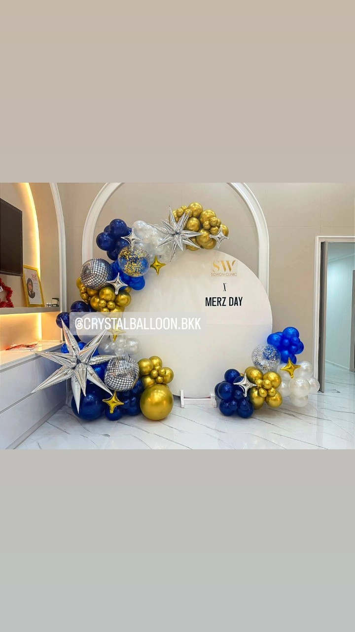 Organic Backdrop ฉากกลม สีขาว ขนาด 2x2 เมตร Theme น้ำเงิน-ทองโครเมี่ยม พร้อม ประดับฟอยล์ พร้อมตกแต่ง สามารถเปลี่ยนสีลูกโป่ง/เปลี่ยนข้อความ/เปลี่ยนฟอยล์ตกแต่งได้