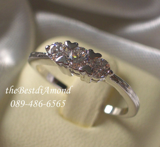 BR078RD+++แหวนเพชร3เม็ดขนาดเล็ก+++ เพชรวางเรียง 3 เม็ด ยกสูงขึ้นเล็กน้อยพอสวย เรียบๆใส่ได้ตลอด ไม่เว่อร์ แต่ดูดีค่ะ