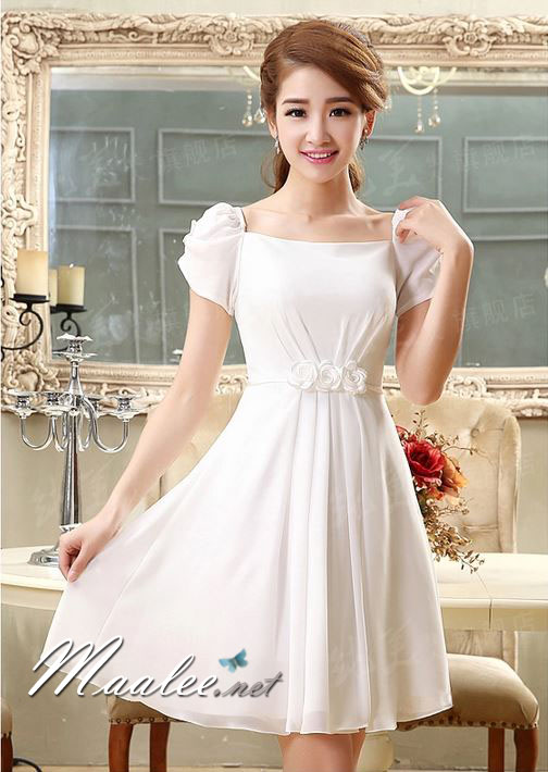 พร้อมเช่า ชุดราตรีสั้น สีขาว แขนตุ๊กตามีโบว์ ผ้าชีฟอง แบบสวยหวาน เพิ่มดอกช่วงเอว