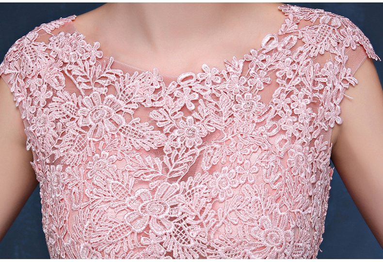 พร้อมเช่า ชุดราตรียาว แขนกุด สีเขียว อกแต่งลูกไม้ กรโปรงเนื้อผ้ามัน คาดเอวคริสตัล เซ็กซี่ผ้าหลัง เพิ่มเข็มกลัดโบว์ช่วงหลัง