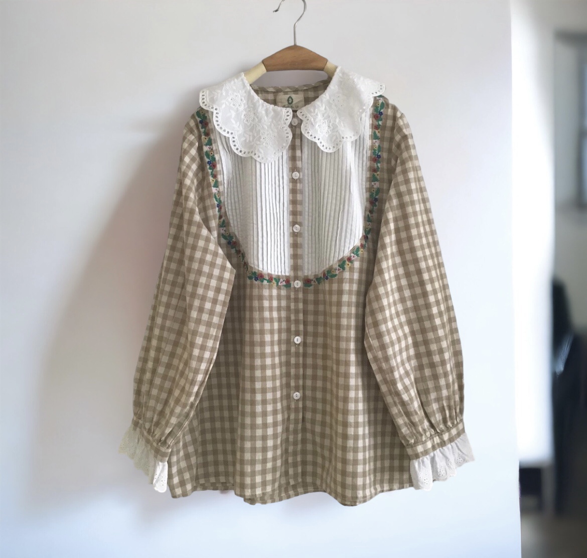 เสื้อคอบัวผ้าฝ้ายลายสก็อตแต่งปกผ้าลูกไม้
