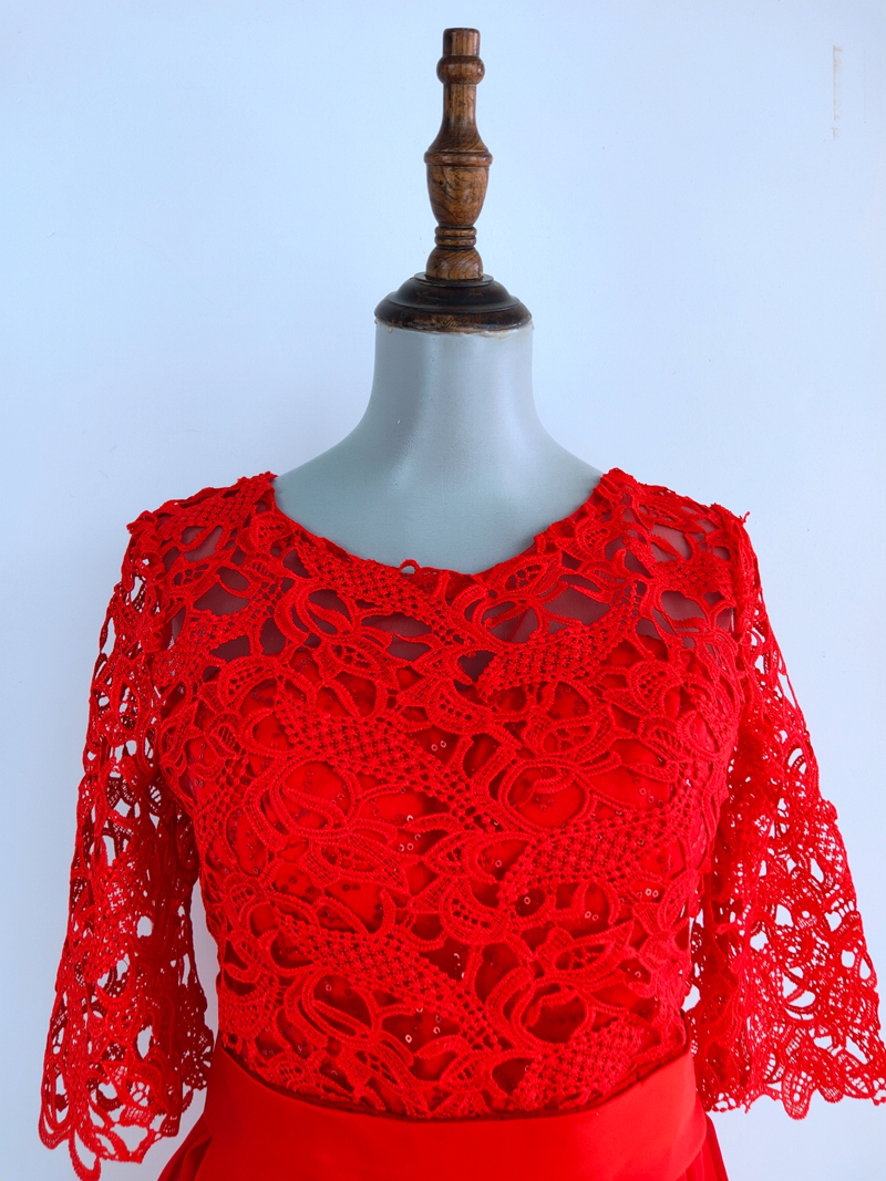 พร้อมส่ง ชุดราตรีสั้น สีแดง แขนสามส่วน ลูกไม้ฉลุ กระโปรงผ้าชีฟอง