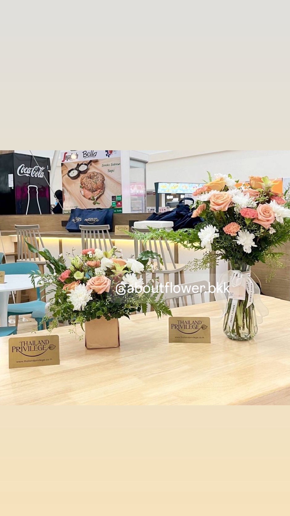Fresh Flower แจกันดอกไม้สด 1 แจกัน พร้อม ช่อดอกไม้สด ตั้งโต๊ะ 1 ช่อ พร้อมตกแต่ง สามารถเปลี่ยนสีได้