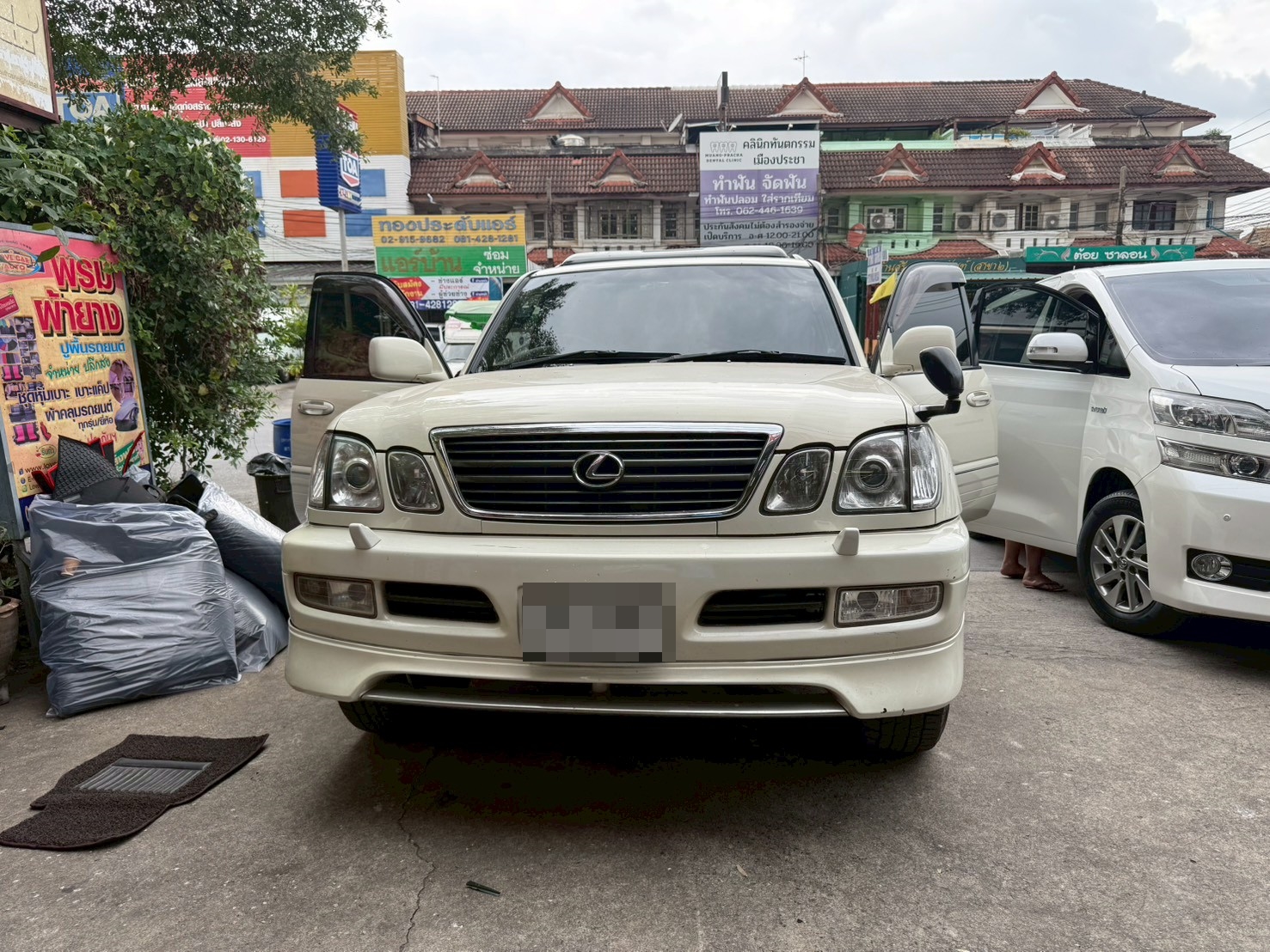 พรมปูพื้นรถยนต์ Lexus LX470 ปูพรม7D สีดำด้ายดำ + ไวนิลสีดำ เข้ารูป