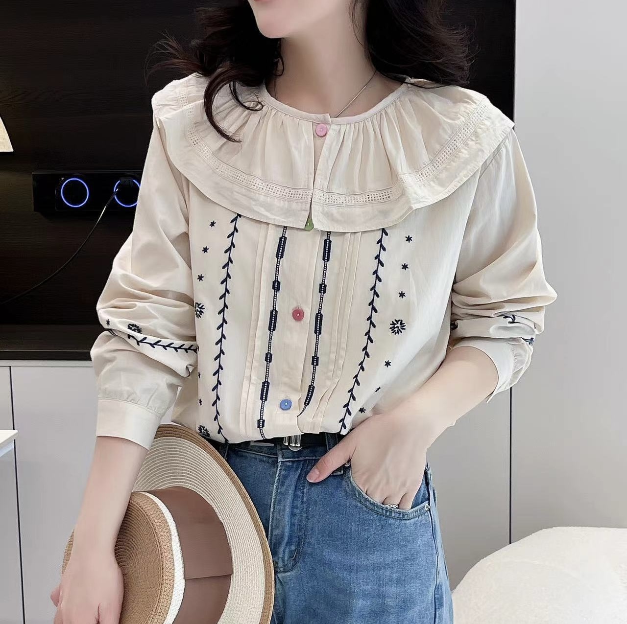 เสื้อผ้าฝ้ายลายปักแต่งคอระบาย
