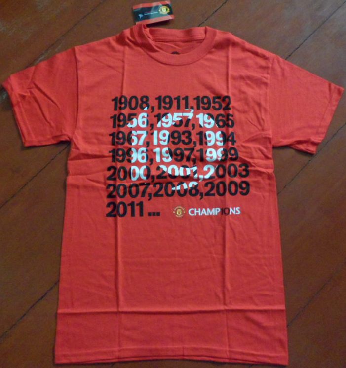 เสื้อที-เชิ๊ต (เสื้อยืดคอกลม) ฟุตบอล ทีมสโมสรแมนเชสเตอร์ ยูไนเต็ด ชุดที่ระลึก 19 TITLES EPL CHAMPIONS ใหม่ S-Size / MANCHESTER UNITED Football T-Shirt Commemorative Kit 19 TITLES EPL CHAMPIONS Jersey NEW S-Size