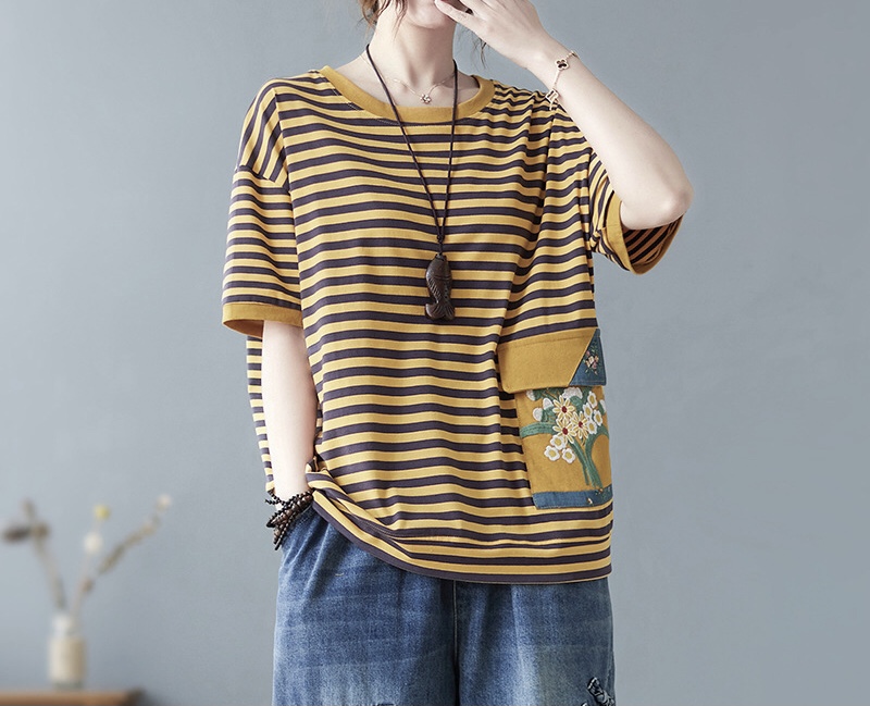 เสื้อยืดลายทางแต่งกระเป๋า