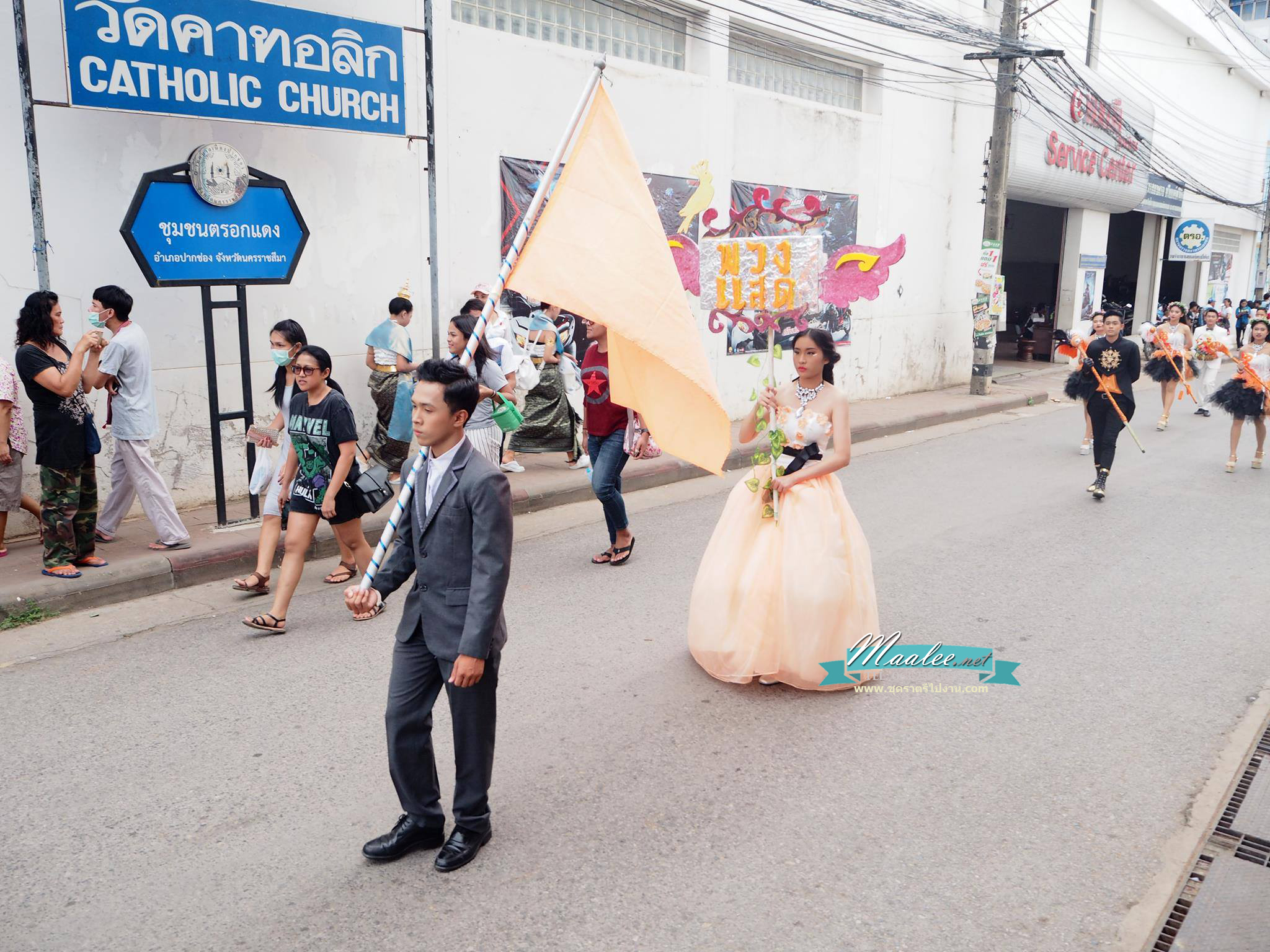 พร้อมเช่า ชุดแฟนซี ชุดราตรี เกาะอก สีส้ม ขาว แต่งดอกไม้ ผ่า V โปร่งกลางอก