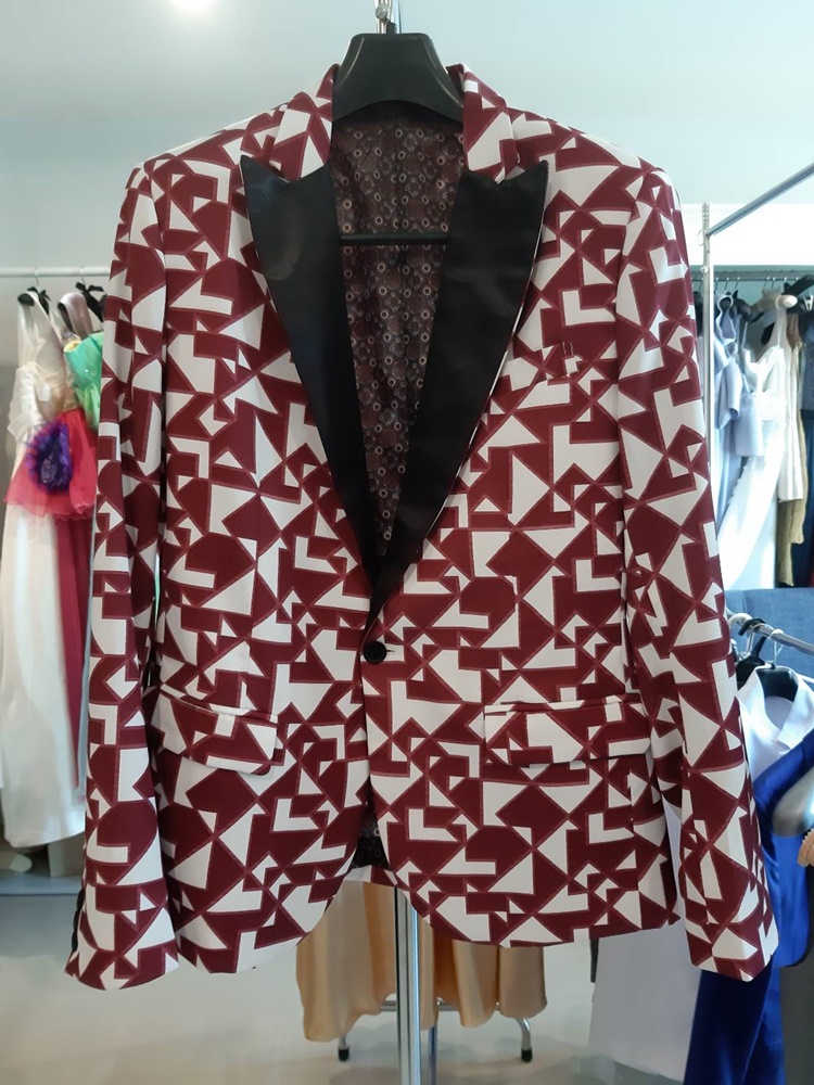 พร้อมเช่า เสื้อสูทชาย สีแดงขาว แต่งปกคอดำ พิมพ์ลายกราฟฟิก กับกางเกงสีดำ