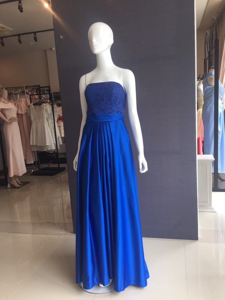 พร้อมเช่า ชุดราตรียาว เกาะอกลูกไม้ ทรงเรียบหรูเนื้อผ้าซาติน แต่งกระเป๋าเก๋ๆ สำเนา