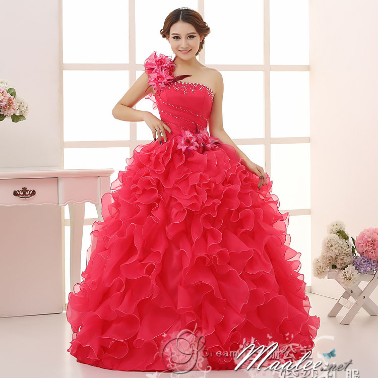 พร้อมเช่า ชุดแฟนซี ชุดราตรียาว ไหล่เฉียง สีชมพู กระโปรงระบายย้วย แต่งดอกไม้