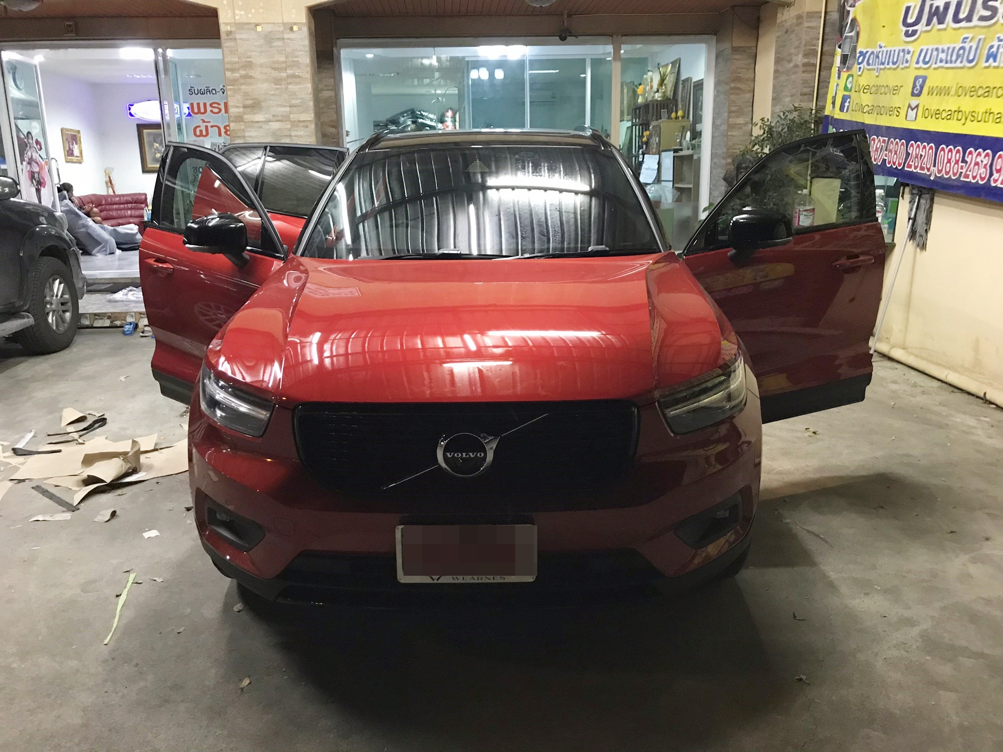 พรมปูพื้นรถยนต์ Volvo XC40 ปูพรม7D สีดำด้ายแดง + ไวนิลดักฝุ่นสีแดง เข้ารูป เต็มคัน