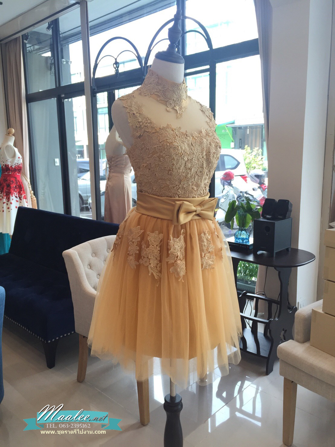 พร้อมส่ง ชุดราตรีสั้น หุ้มคอทรงคอจีน แขนกุด แต่งลูกไม้กระโปรงตาข่ายนิ่ม พองนิดๆ เพิ่มโบว์ช่วงเอว สวยหรู สีทอง (ซิปหลัง)