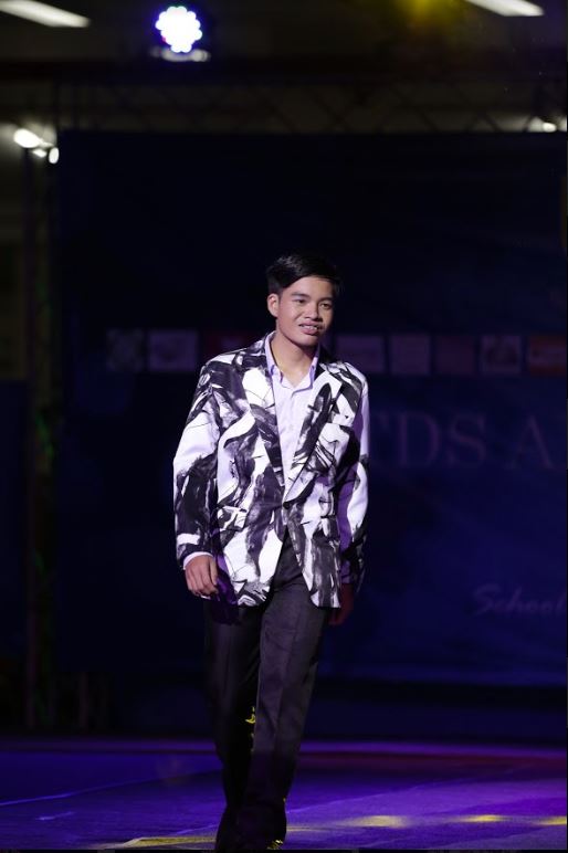 พร้อมเช่า เสื้อสูทชาย สีขาวดำ พิมพ์ลายหินอ่อน กับกางเกงสแลคดำ