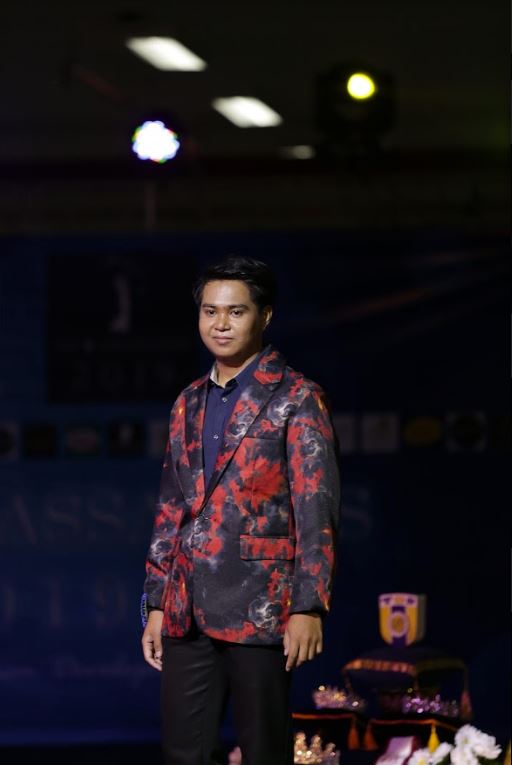 พร้อมเช่า เสื้อสูทชาย สีแดงดำ พิมพ์ลายกราฟฟิก กับกางเกงสีดำ