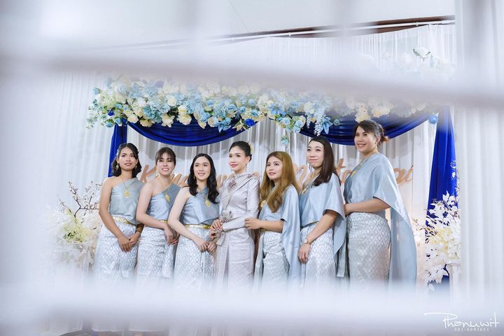 เช่า ชุดไทย ชุดเพื่อนเจ้าสาว ชุดไทยผ้าถุงสีเทาเงิน สไบเรียบ สีเทา