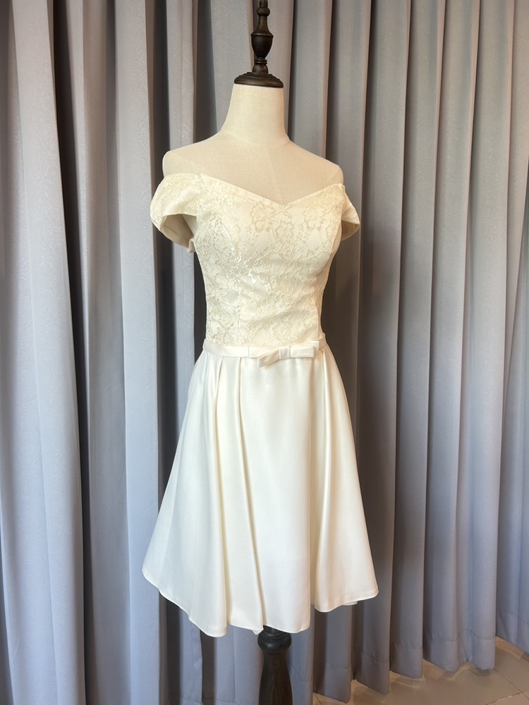 พร้อมเช่า ชุดราตรีสั้น ชุดเพื่อนเจ้าสาว สีครีม แบบ E ไหล่ปาด อกแต่งลูกไม้ เอวคาดโบว์สวย (เชือกผูกหลัง)