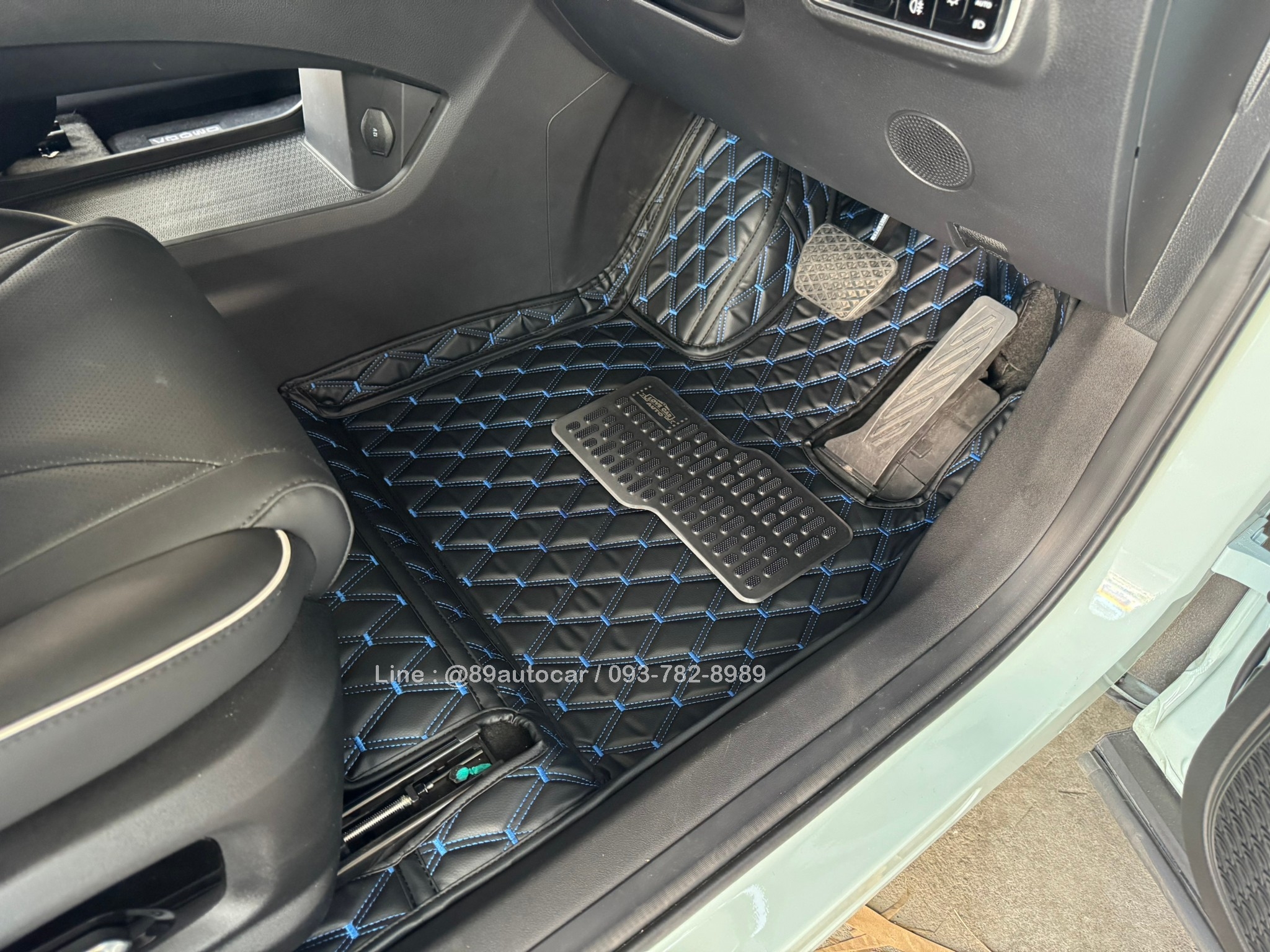 พรมปูพื้นรถยนต์ Omoda C5 (โอโมด้า ซี5) ปูพรมVVIP สีดำด้ายน้ำเงิน เต็มคัน