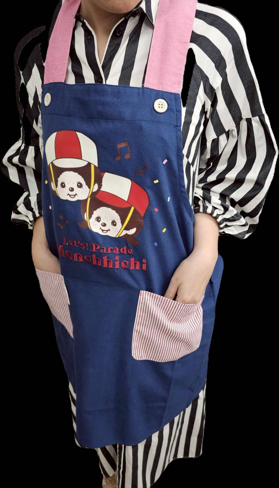 🎉 ผ้ากันเปื้อนลายลิขสิทธิ์แท้จากญี่ปุ่น! Monchhichi 50th Anniversary – Let's Parade! 🎉