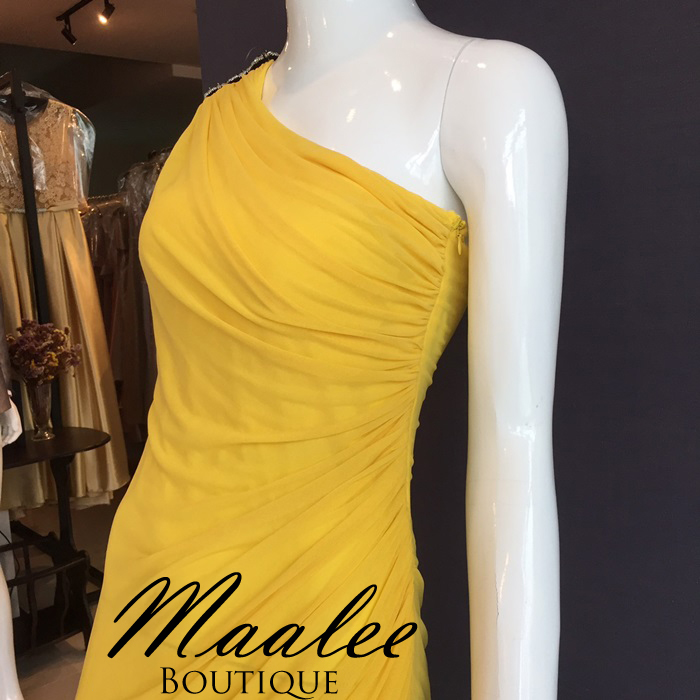 พร้อมเช่า ชุดราตรียาว ไหล่เฉียง สีเหลือง เข้ารูปทรงหางปลา