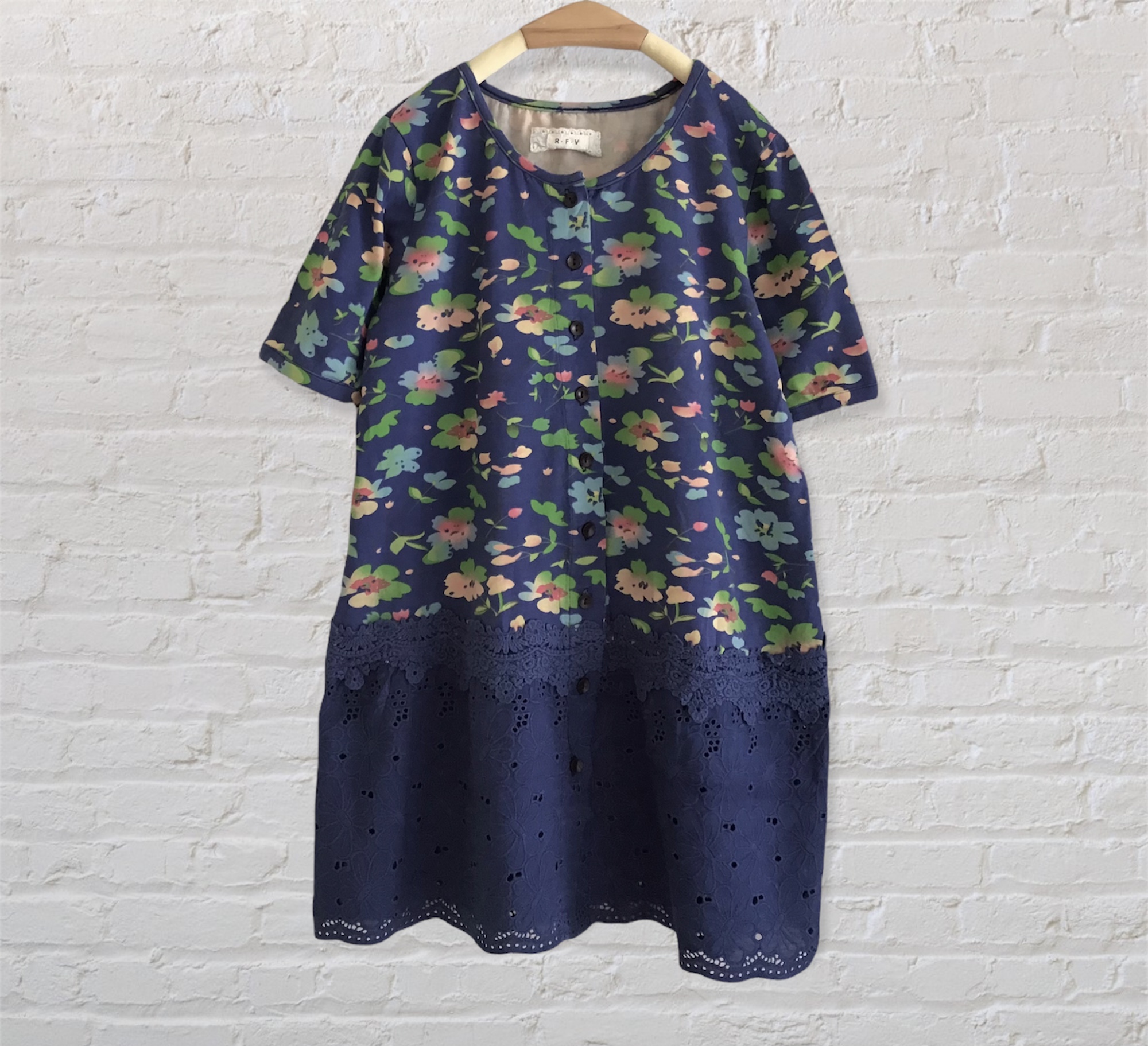 เสื้อยืดแต่งชายลูกไม้ R.F.V