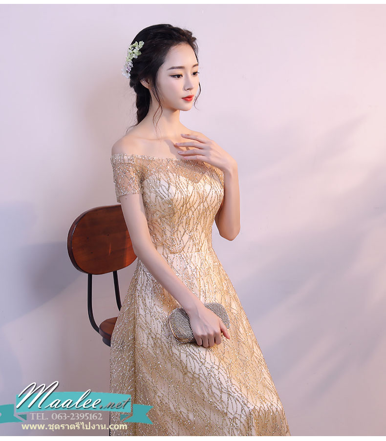 พร้อมเช่า ชุดราตรียาว แบบไหล่ปาดแขนสั้น สีทอง แต่งเม็ดกากเพชรทั้งชุด มาพร้อมเข็มขัดรูปใบไม้สีทอง หรูมาก