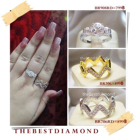 BR908RD+++แหวนเพชร 3 เม็ด วงนี้เรียบร้อย แต่หรูหรามาก คลาสลิค ไม่ล้าสมัย ใส่ได้นานค่ะ สวยเรียบๆ แต่ดูดีมาก ขอแนะนำค่ะ เพชรเม็ดกลาง 1 กะรัตกว่าๆ (7 มม)