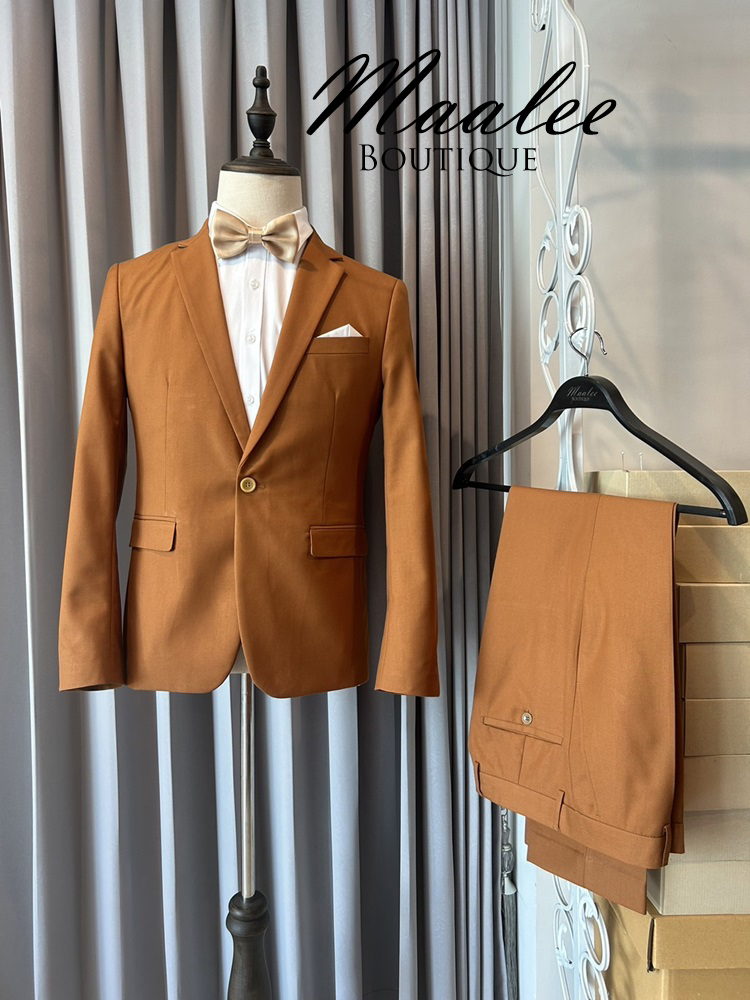 พร้อมเช่า ชุดสูทชาย สีน้ำตาล คาราเมล รุ่นคลาสสิค (ไม่มีเสื้อกั๊ก)