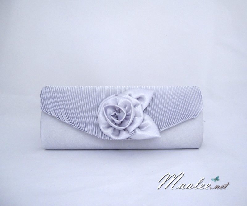 Sale พร้อมส่ง Evening Clutch กระเป๋าออกงาน สีเทาเงิน ผ้าซาตินอัดพลีต แต่งดอกกุหลาบ