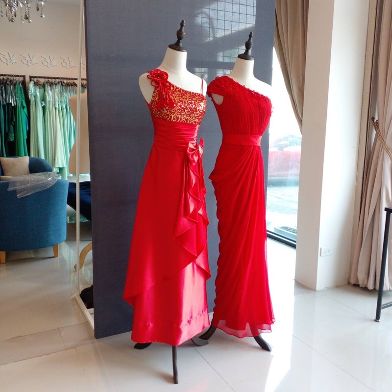พร้อมเช่า ชุดราตรียาว ไหล่เฉียง ทรงเข้ารูปผ้าชีฟองนิ่มใส่สบายกระโปรงจับจีบย้วย ไหล่แต่งดอก สีแดง