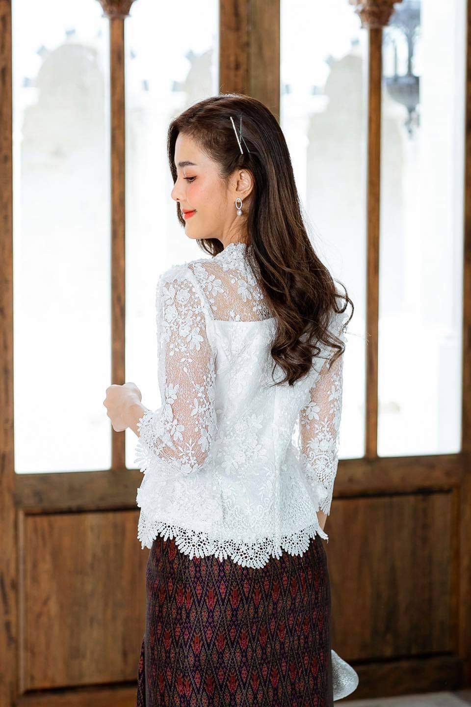 พร้อมเช่า เสื้อ ชุดเช่า ชุดไทยคุณแม่ ผ้าไหมกาฬสินทร์ เสื้อลูกไม้สีขาว คอปีน ผ้าซิ่น แยกชิ้น เรียบหรู **สามารถเลือกเปลี่ยนกระโปรงแบบที่ต้องการได้**