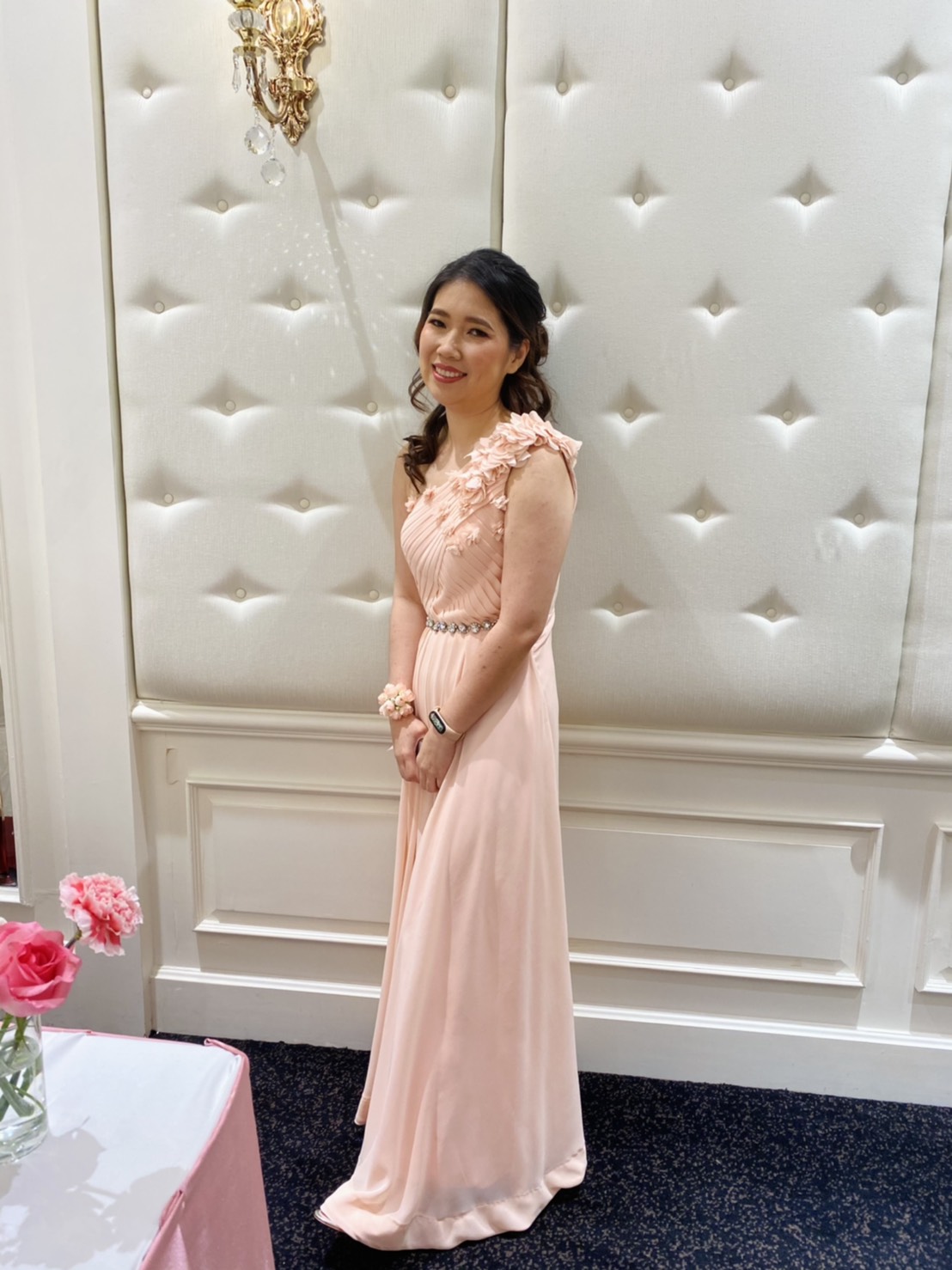 พร้อมเช่า ชุดราตรียาว ไหล่เดียว ผ้าชีฟองคาดเพชรที่เอว แต่งดอกสวย สีชมพูอ่อน