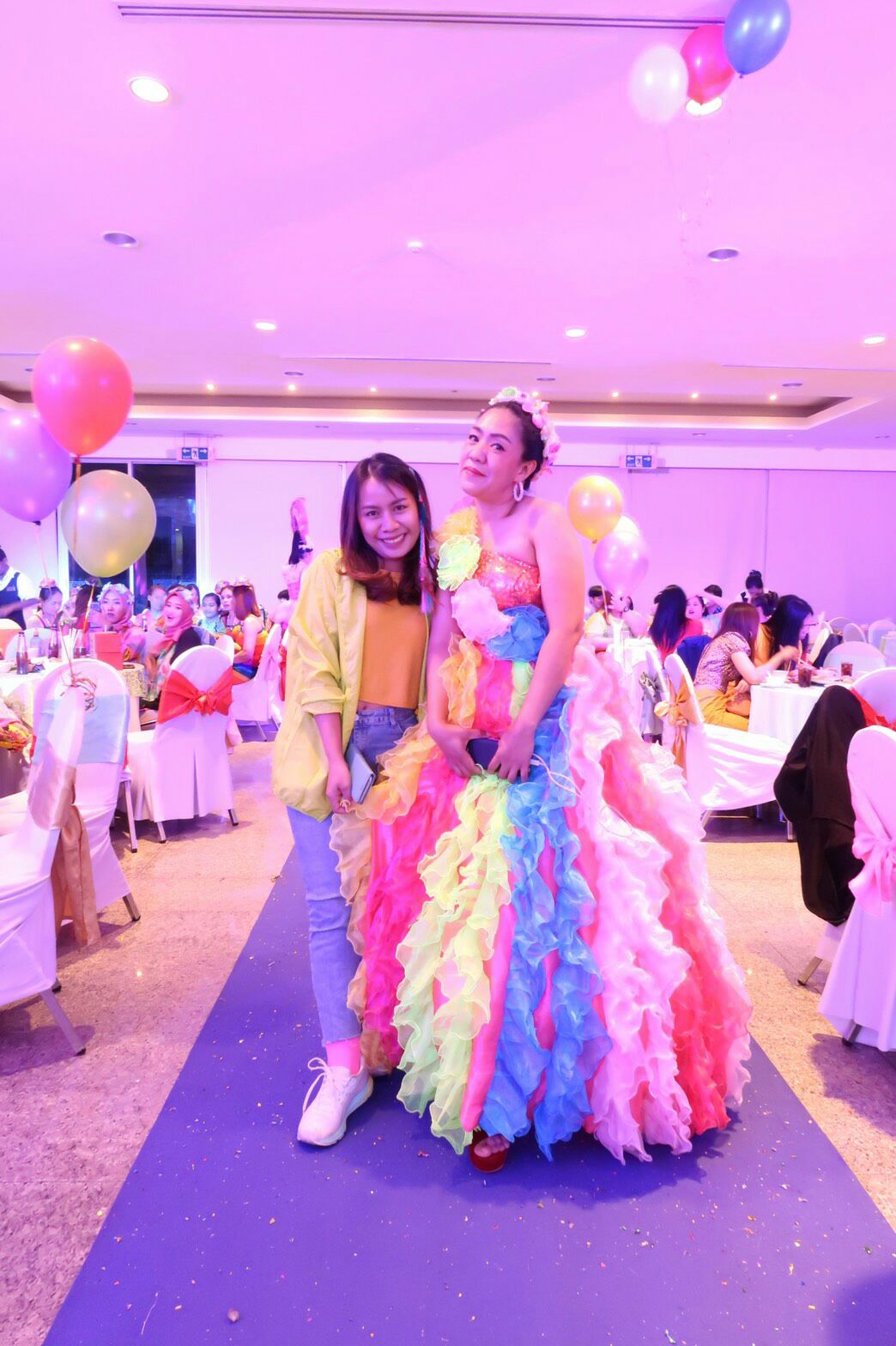 พร้อมเช่า ชุดแฟนซียาว ไหล่เดียว สีรุ้ง ระบายฟูสวย ไหล่เดียว (ซิปหลัง)