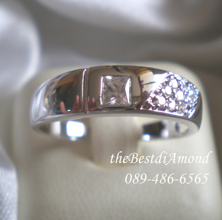 BR950RD++แหวนคู่ ++สองสไตน์ เก๋เท่ห์ เพชรสี่เหลี่ยมฝังแบบล็อค ด้านข้างวางรูปแบบเฉียงๆเป็นรูปสี่เหลี่ยมขนมเปียกปูนฝังแบบจิกไข่ปลา เก๋ดีค่ะ