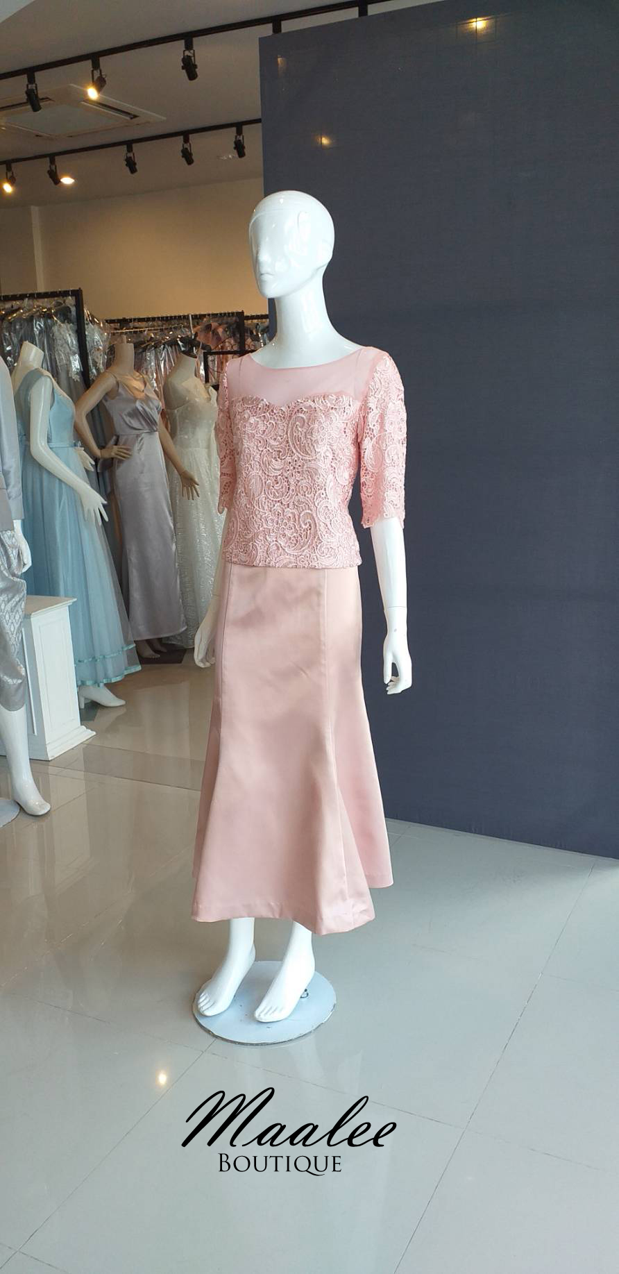 พร้อมเช่า ชุดเสื้อลูกไม้ คอกลม สีชมพู แขนสามส่วน กระโปรงทรงหางปลา