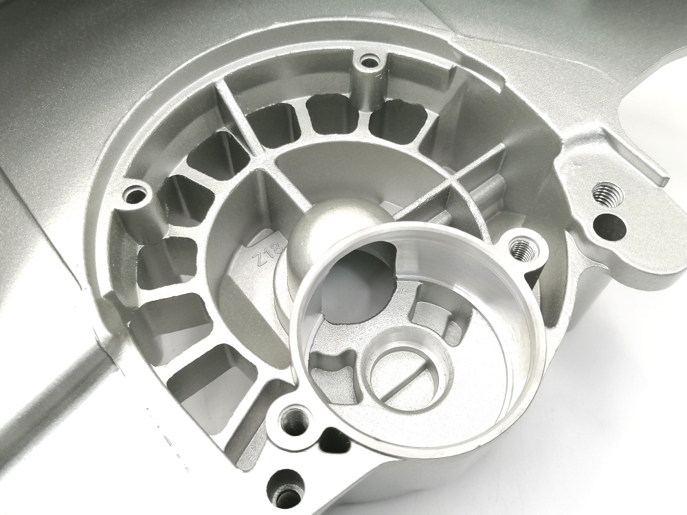 บังสะเก็ดหรือ บังใบ เลื่อยวงเดือน Makita 5806B, 5740NB Pn.153664-0 (แท้) ##