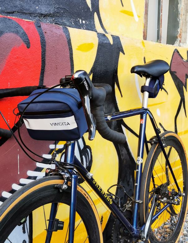 กระเป๋าหน้าคาดแฮนด์จักรยาน Vincita B010C WAKE UP HANDLEBAR BAG BLACK แบบสายคาดหน้าแฮนด์ พร้อมสายสะพาย น้ำหนักเบา ขนาดกระทัดรัด