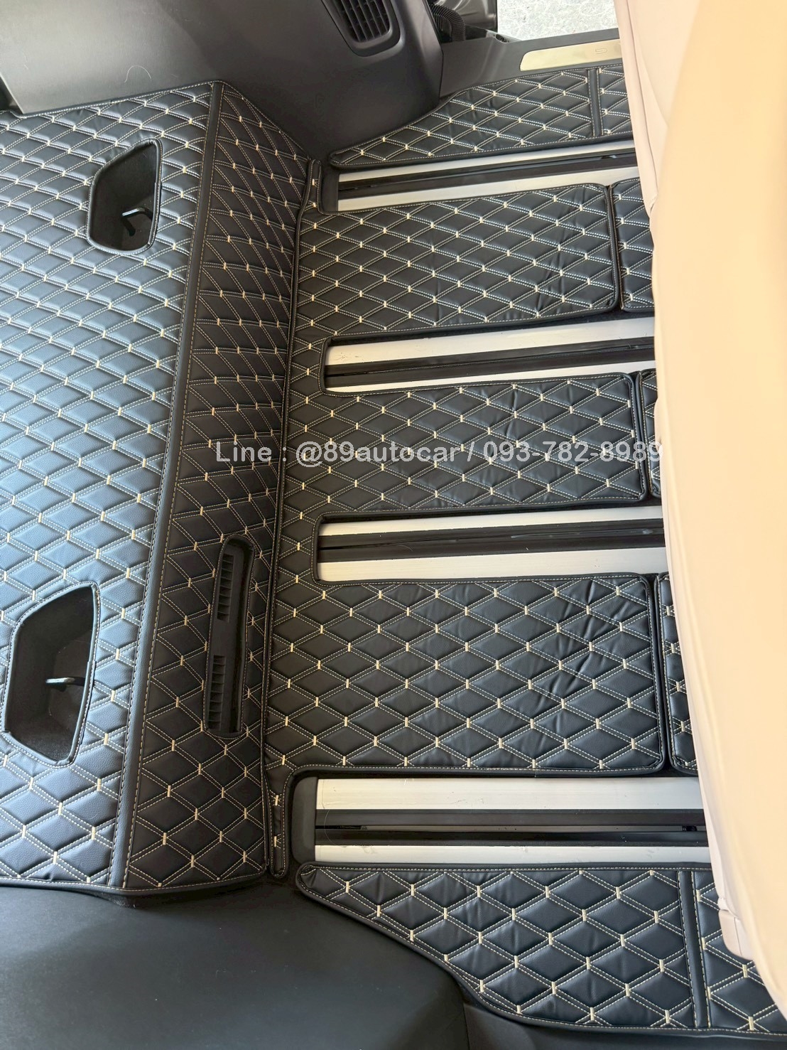 พรมปูพื้นรถตู้ Xpeng X9 ปูพรมVVIP สีดำด้ายทอง เต็มคัน