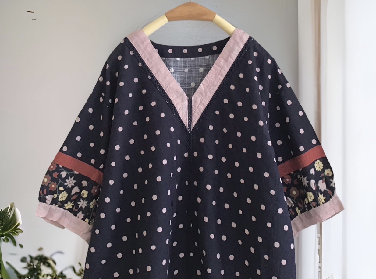 เสื้อคอวีผ้าฝ้ายลายจุดแต่งลูกไม้