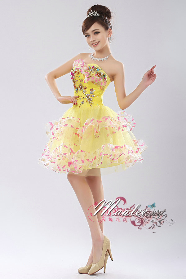 พร้อมเช่า ชุดแฟนซี เช่า 500 ชุดราตรีสั้น แบบเกาะอก กระโปรงสุ่ม ผ้าโปร่ง ปักลูกปัดและดอกไม้ สีเหลือง