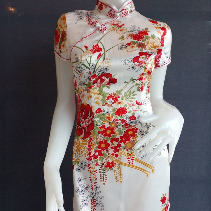 พร้อมเช่า กี่เพ้า สีขาว แขนสั้น ลายดอกไม้ ผ่าข้าง ตัดเย็บอย่างดี