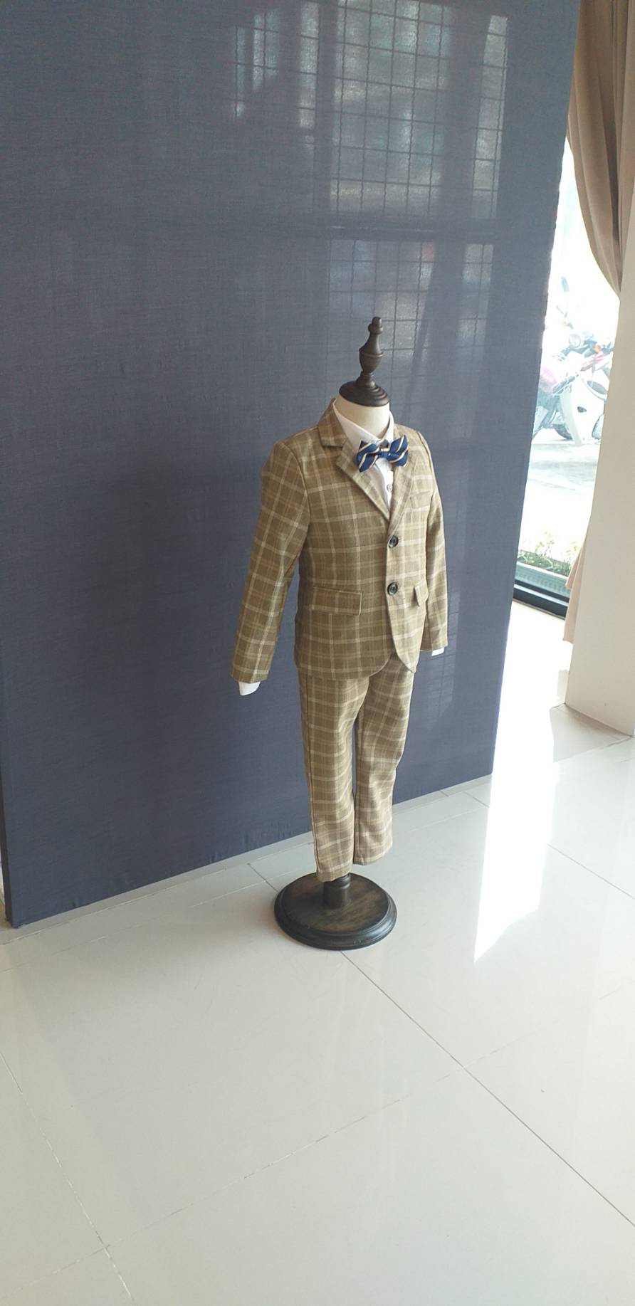 พร้อมเช่า ชุดสูทเด็กชาย สีกากีลายตาราง ** พร้อมเช่าไซส์ 100 , 110 , 120,130,140,150 **