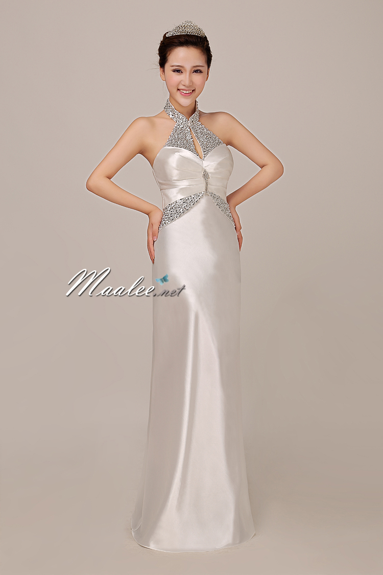 พร้อมเช่า ชุดราตรียาว คล้องคอ สีขาว ปักเลื่อมเน้นช่วงเอว และปกคอจีน