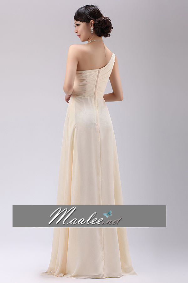 พร้อมเช่า ชุดราตรียาว ไหล่เดียว สีครีม แต่งลูกไม้ปักเลื่อมละเอียด ช่วงอกจับเดรปสวย