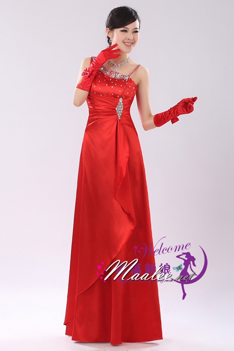 พร้อมเช่า ชุดราตรียาว ไหล่เฉียง สีแดงก่ำ จับจีบที่เอว คอประดับลูกปัดคริสตัลสวยหรู