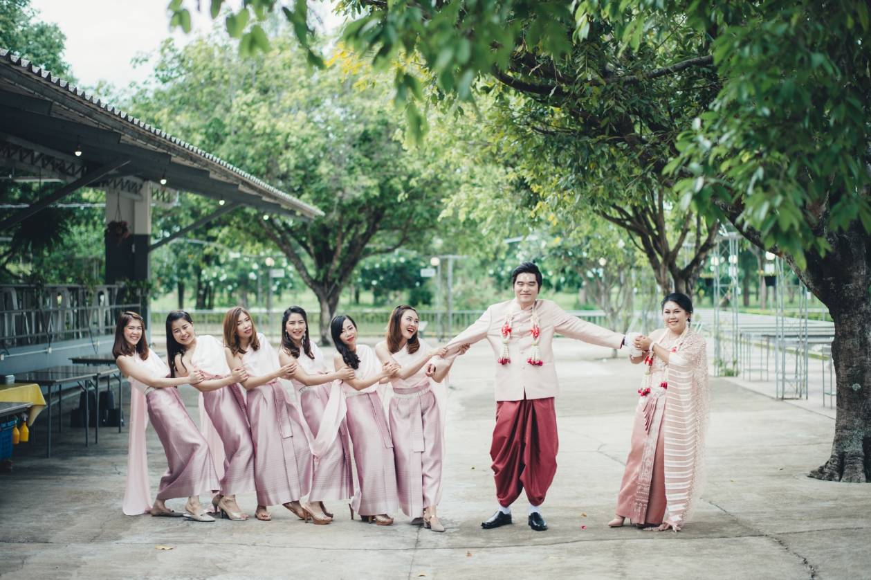 เช่า ชุดไทย ชุดเพื่อนเจ้าสาว ชุดไทยผ้าถุงสีกลีบบัว สไบเรียบสีชมพูอ่อน